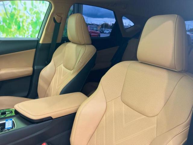 ＮＸ ４ＷＤ　ＮＸ２５０バージョンＬ　サンルーフ／保証書／純正　ＳＤナビ／プリクラッシュセーフティ／シートヒーター　全席／パノラミックビューモニター／車線逸脱防止支援システム／シート　合皮／パーキングアシスト　自動操舵／電動バックドア（6枚目）
