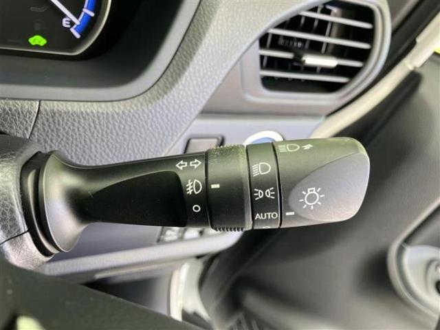 ヴォクシー ハイブリッドV 純正エアロ/保証書/純正 SDナビ/フリップダウンモニター/両側電動スライドドア/シートヒーター/ヘッドランプ LED/ETC/EBD付ABS/横滑り防止装置/アイドリングストップ/フルセグTV(16枚目)