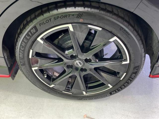 オーラ ニスモ　新品タイヤ／保証書／純正　９インチ　メモリーナビ／インテリジェントルームミラー／エマージェンシーブレーキ／シートヒーター　前席／アラウンドビューモニター／車線逸脱防止支援システム／シート　ハーフレザー（41枚目）