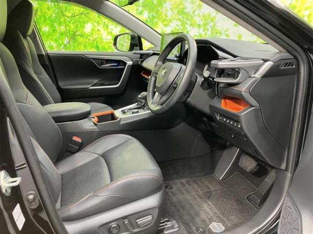 RAV4 4WDハイブリッドアドベンチャー パノラマルーフ/保証書/ディスプレイオーディオ+ナビ9インチ/デジタルインナーミラー/トヨタセーフティセンス/シートヒーター 前席/パノラミックビューモニター/車線逸脱防止支援システム サンルーフ(7枚目)