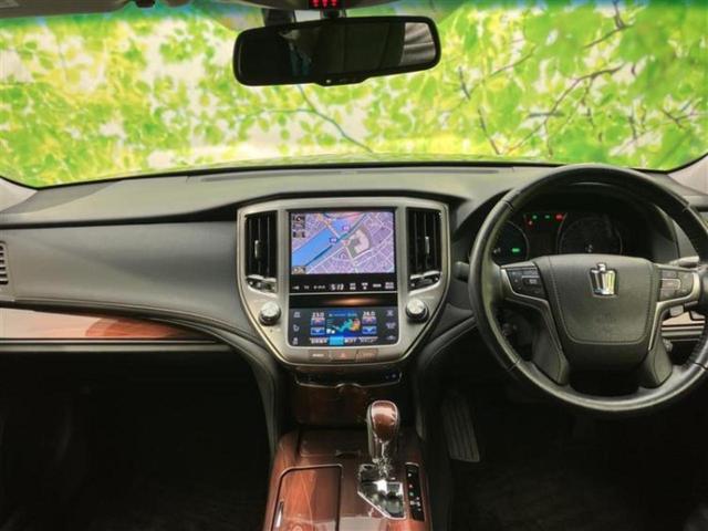 クラウンハイブリッド ハイブリッドロイヤルサルーンブラックスタイル　新品タイヤ／保証書／純正　ナビ／衝突安全装置／シートヒーター　前席／ヘッドランプ　ＬＥＤ／Ｂｌｕｅｔｏｏｔｈ接続／ＥＴＣ／ＥＢＤ付ＡＢＳ／横滑り防止装置／アイドリングストップ／クルーズコントロール（4枚目）