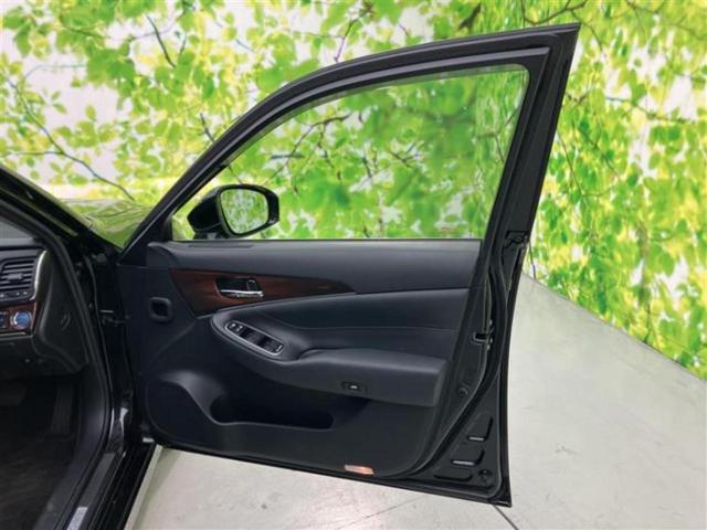 クラウンハイブリッド ハイブリッドロイヤルサルーンブラックスタイル　新品タイヤ／保証書／純正　ナビ／衝突安全装置／シートヒーター　前席／ヘッドランプ　ＬＥＤ／Ｂｌｕｅｔｏｏｔｈ接続／ＥＴＣ／ＥＢＤ付ＡＢＳ／横滑り防止装置／アイドリングストップ／クルーズコントロール（21枚目）