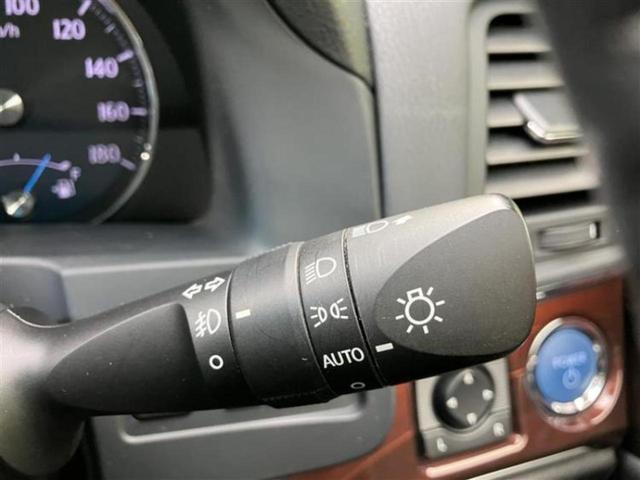 クラウンハイブリッド ハイブリッドロイヤルサルーンブラックスタイル　新品タイヤ／保証書／純正　ナビ／衝突安全装置／シートヒーター　前席／ヘッドランプ　ＬＥＤ／Ｂｌｕｅｔｏｏｔｈ接続／ＥＴＣ／ＥＢＤ付ＡＢＳ／横滑り防止装置／アイドリングストップ／クルーズコントロール（30枚目）