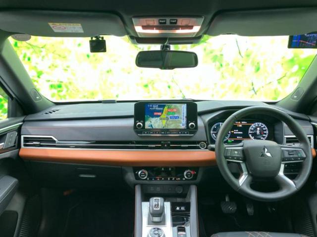 アウトランダーＰＨＥＶ ４ＷＤ　Ｐ　新品タイヤ／サンルーフ／ＢＯＳＥ／保証書／純正　ＳＤナビ／衝突安全装置／シートヒーター／全方位モニター／車線逸脱防止支援システム／シート　合皮／電動バックドア／ヘッドランプ　ＬＥＤ　全周囲カメラ（4枚目）