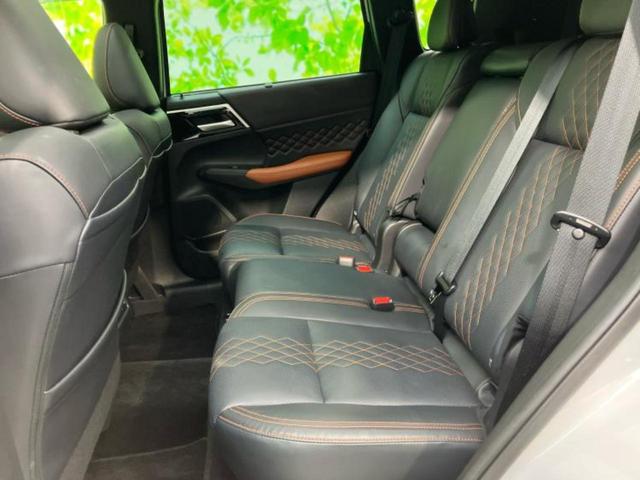 アウトランダーＰＨＥＶ ４ＷＤ　Ｐ　新品タイヤ／サンルーフ／ＢＯＳＥ／保証書／純正　ＳＤナビ／衝突安全装置／シートヒーター／全方位モニター／車線逸脱防止支援システム／シート　合皮／電動バックドア／ヘッドランプ　ＬＥＤ　全周囲カメラ（6枚目）