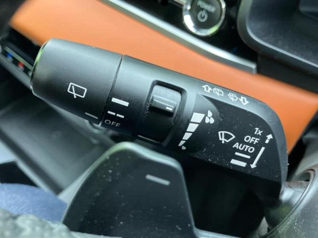 アウトランダーＰＨＥＶ ４ＷＤ　Ｐ　新品タイヤ／サンルーフ／ＢＯＳＥ／保証書／純正　ＳＤナビ／衝突安全装置／シートヒーター／全方位モニター／車線逸脱防止支援システム／シート　合皮／電動バックドア／ヘッドランプ　ＬＥＤ　全周囲カメラ（17枚目）