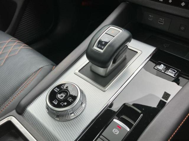 アウトランダーＰＨＥＶ ４ＷＤ　Ｐ　新品タイヤ／サンルーフ／ＢＯＳＥ／保証書／純正　ＳＤナビ／衝突安全装置／シートヒーター／全方位モニター／車線逸脱防止支援システム／シート　合皮／電動バックドア／ヘッドランプ　ＬＥＤ　全周囲カメラ（18枚目）