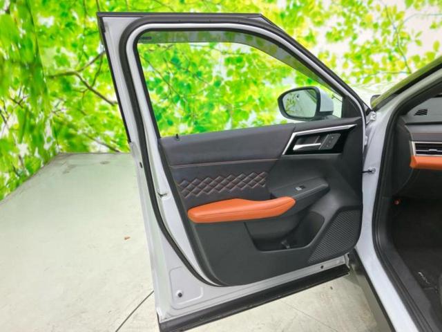 アウトランダーＰＨＥＶ ４ＷＤ　Ｐ　新品タイヤ／サンルーフ／ＢＯＳＥ／保証書／純正　ＳＤナビ／衝突安全装置／シートヒーター／全方位モニター／車線逸脱防止支援システム／シート　合皮／電動バックドア／ヘッドランプ　ＬＥＤ　全周囲カメラ（24枚目）