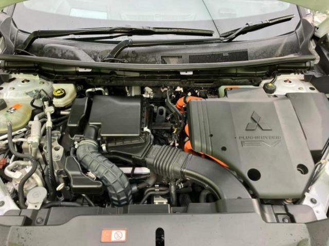 アウトランダーＰＨＥＶ ４ＷＤ　Ｐ　新品タイヤ／サンルーフ／ＢＯＳＥ／保証書／純正　ＳＤナビ／衝突安全装置／シートヒーター／全方位モニター／車線逸脱防止支援システム／シート　合皮／電動バックドア／ヘッドランプ　ＬＥＤ　全周囲カメラ（52枚目）