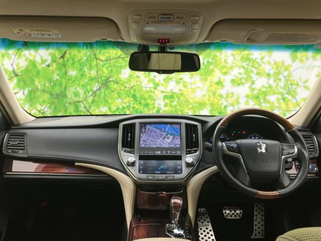 クラウンハイブリッド ハイブリッドロイヤルサルーンＧ　新品タイヤ／サンルーフ／保証書／純正　８インチ　ＳＤナビ／衝突安全装置／シートヒーター　全席／シート　フルレザー／ヘッドランプ　ＨＩＤ／ＥＴＣ／ＥＢＤ付ＡＢＳ／横滑り防止装置／アイドリングストップ（4枚目）