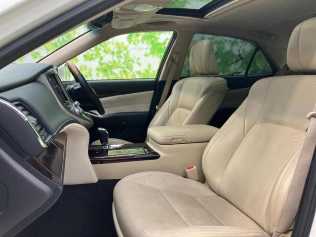 クラウンハイブリッド ハイブリッドロイヤルサルーンＧ　新品タイヤ／サンルーフ／保証書／純正　８インチ　ＳＤナビ／衝突安全装置／シートヒーター　全席／シート　フルレザー／ヘッドランプ　ＨＩＤ／ＥＴＣ／ＥＢＤ付ＡＢＳ／横滑り防止装置／アイドリングストップ（7枚目）