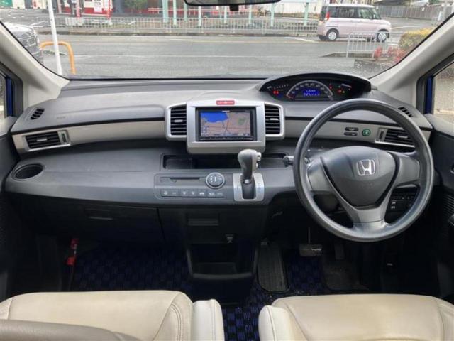 フリード Ｇジャストセレクション　新品タイヤ／保証書／社外　ＳＤナビ／電動スライドドア／ヘッドランプ　ＨＩＤ／ＥＴＣ／ＥＢＤ付ＡＢＳ／フルセグＴＶ／エアバッグ　運転席／エアバッグ　助手席／アルミホイール　社外　１４インチ　ワンオーナー（4枚目）