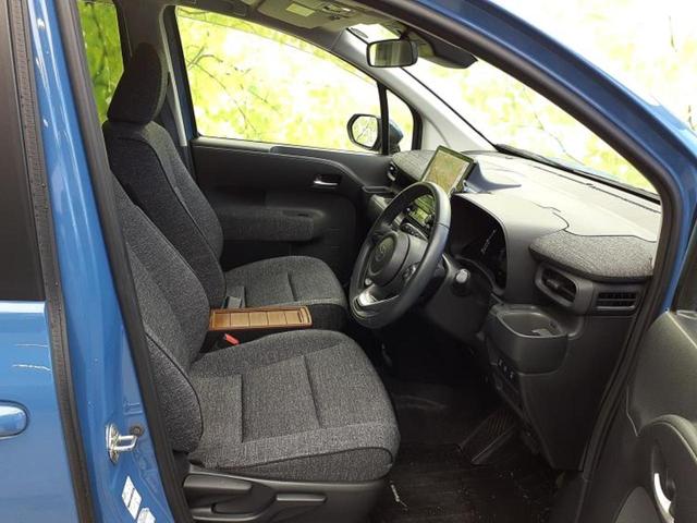 シエンタ Ｚ　新品タイヤ／保証書／純正　１０インチ　ＳＤナビ／フリップダウンモニター　純正　１１．５インチ／衝突安全装置／両側電動スライドドア／シートヒーター　前席／パノラミックビューモニター　衝突被害軽減システム（4枚目）