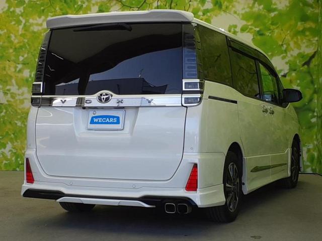 ヴォクシー ＺＳキラメキ３　新品タイヤ／純正エアロ／保証書／社外　１１インチ　ＳＤナビ／フリップダウンモニター　社外　１２．８インチ／衝突安全装置／両側電動スライドドア／車線逸脱防止支援システム／シート　ハーフレザー　フルエアロ（3枚目）