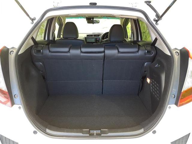 フィットハイブリッド ハイブリッド・Ｌパッケージ　新品タイヤ／社外　ナビ／パーキングアシスト　バックガイド／ヘッドランプ　ＨＩＤ／Ｂｌｕｅｔｏｏｔｈ接続／ＥＴＣ／ＥＢＤ付ＡＢＳ／横滑り防止装置／アイドリングストップ／ホンダセンシング　バックカメラ（8枚目）