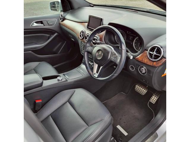 Ｂクラス Ｂ１８０　スポーツ　パノラマルーフ　黒革スポーツシート　運転席・助手席パワーシート　　シートヒーター　純正ＨＤＤナビ＆フルセグＴＶ　Ｂカメラ　ＥＴＣ　１７ＡＷ　レーダーセーフティーＰＫＧ　バリューＰＫＧ　禁煙車（33枚目）