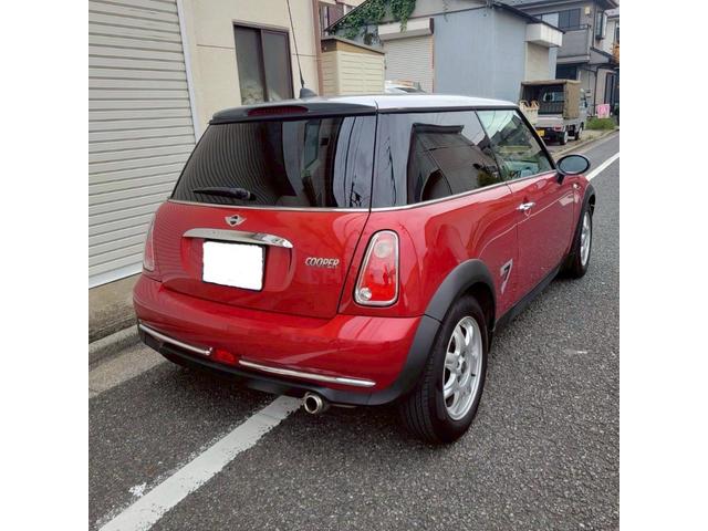 ＭＩＮＩ クーパー　セブン　後期モデル　特別仕様車　専用色ソーラーレッド／シルバールーフ　メッキミラー　専用シート＆専用１６ＡＷ　ＥＴＣ　フォグ　キーレスキー（8枚目）