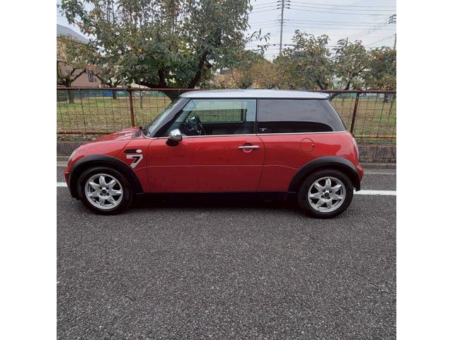 ＭＩＮＩ クーパー　セブン　後期モデル　特別仕様車　専用色ソーラーレッド／シルバールーフ　メッキミラー　専用シート＆専用１６ＡＷ　ＥＴＣ　フォグ　キーレスキー（12枚目）