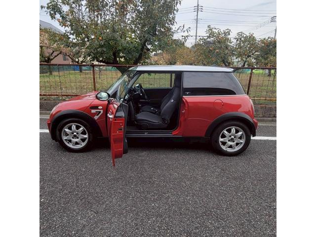 ＭＩＮＩ クーパー　セブン　後期モデル　特別仕様車　専用色ソーラーレッド／シルバールーフ　メッキミラー　専用シート＆専用１６ＡＷ　ＥＴＣ　フォグ　キーレスキー（13枚目）