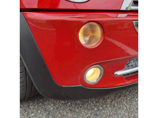 ＭＩＮＩ クーパー　セブン　後期モデル　特別仕様車　専用色ソーラーレッド／シルバールーフ　メッキミラー　専用シート＆専用１６ＡＷ　ＥＴＣ　フォグ　キーレスキー（21枚目）