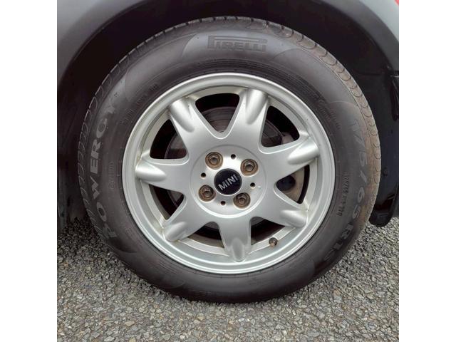 ＭＩＮＩ クーパー　セブン　後期モデル　特別仕様車　専用色ソーラーレッド／シルバールーフ　メッキミラー　専用シート＆専用１６ＡＷ　ＥＴＣ　フォグ　キーレスキー（24枚目）