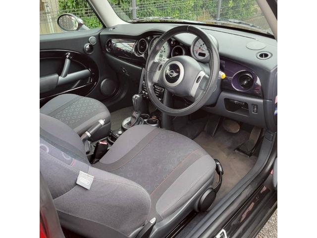 ＭＩＮＩ クーパー　セブン　後期モデル　特別仕様車　専用色ソーラーレッド／シルバールーフ　メッキミラー　専用シート＆専用１６ＡＷ　ＥＴＣ　フォグ　キーレスキー（35枚目）