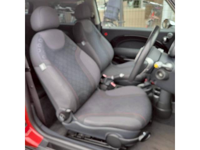 ＭＩＮＩ クーパー　セブン　後期モデル　特別仕様車　専用色ソーラーレッド／シルバールーフ　メッキミラー　専用シート＆専用１６ＡＷ　ＥＴＣ　フォグ　キーレスキー（36枚目）