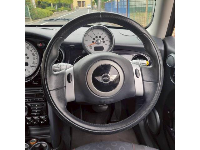 ＭＩＮＩ クーパー　セブン　後期モデル　特別仕様車　専用色ソーラーレッド／シルバールーフ　メッキミラー　専用シート＆専用１６ＡＷ　ＥＴＣ　フォグ　キーレスキー（51枚目）