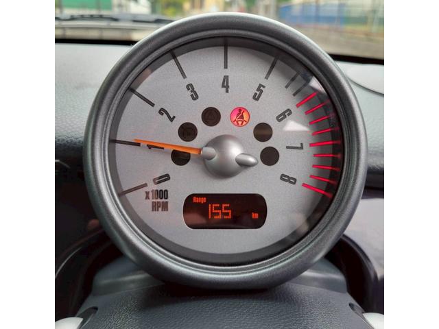 ＭＩＮＩ クーパー　セブン　後期モデル　特別仕様車　専用色ソーラーレッド／シルバールーフ　メッキミラー　専用シート＆専用１６ＡＷ　ＥＴＣ　フォグ　キーレスキー（62枚目）