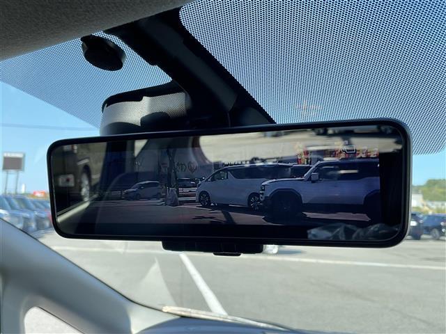 ノート e-パワー メダリスト 純正SDナビ/アラウンドビューモニター/ETC/前方ドライブレコーダー/Bluetooth/ハーフレザー/純正アルミホイール/純正フロアマット/前後コーナーセンサー/LEDヘッドライト/横滑り防止装置(3枚目)