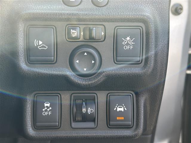 ノート ｅ－パワー　Ｘ　純正７型ナビ／全周囲カメラ／クリアランスソナー／インテリジェントルームミラー／ステアリングリモコン／純正ドアバイザー／電格ミラー／オートライト／衝突被害軽減装置／車線逸脱防止装置／純正ドアバイザー（5枚目）