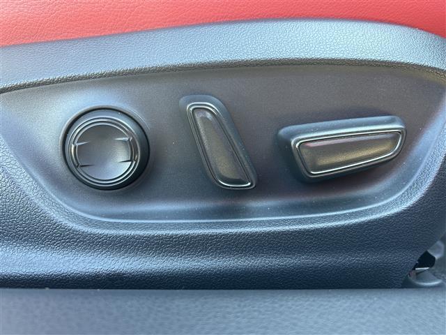 カムリ ＷＳブラックエディション　純正８型ディスプレイオーディオ／バックカメラ／赤レザーシート／前席シートヒーター／トヨタセーフティセンス／レーダークルーズコントロール／ブラインドスポットモニター／クリアランスソナー／禁煙車（5枚目）