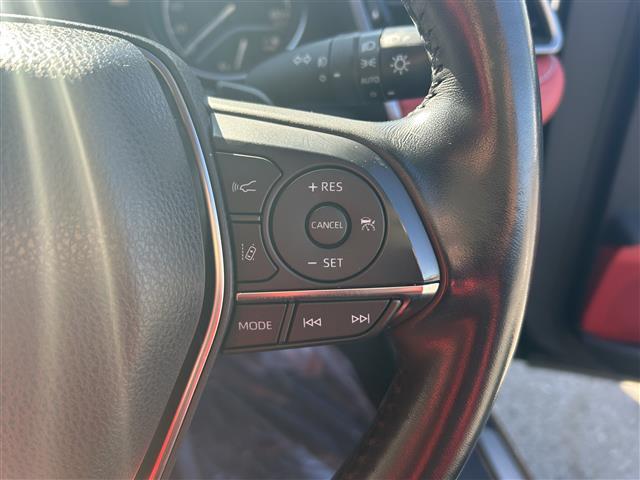 カムリ ＷＳブラックエディション　純正８型ディスプレイオーディオ／バックカメラ／赤レザーシート／前席シートヒーター／トヨタセーフティセンス／レーダークルーズコントロール／ブラインドスポットモニター／クリアランスソナー／禁煙車（6枚目）