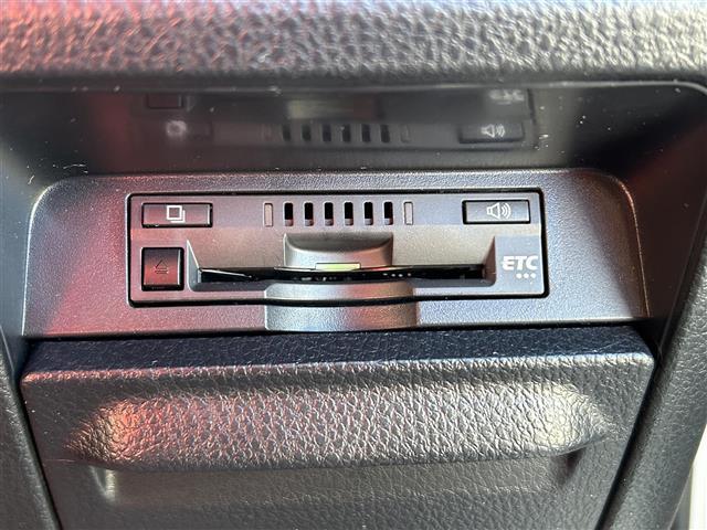 エスクァイア Ｇｉ　純正９型ナビ／純正１２．１型後席モニター／両側電動スライドドア／トヨタセーフティセンス／クルーズコントロール／クリアランスソナー／Ｂｌｕｅｔｏｏｔｈ／フルセグＴＶ／レザーシート／シートヒーター／禁煙車（6枚目）