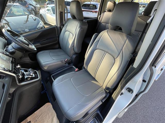 セレナ ｅ－パワー　ハイウェイスターＶ　純正９型ナビ／純正後席モニター／両側電動スライドドア／全周囲カメラ／純正フルエアロ／プロパイロット／クリアランスソナー／ドライブレコーダー／Ｂｌｕｅｔｏｏｔｈ／フルセグＴＶ／インテリジェントルームミラ（11枚目）