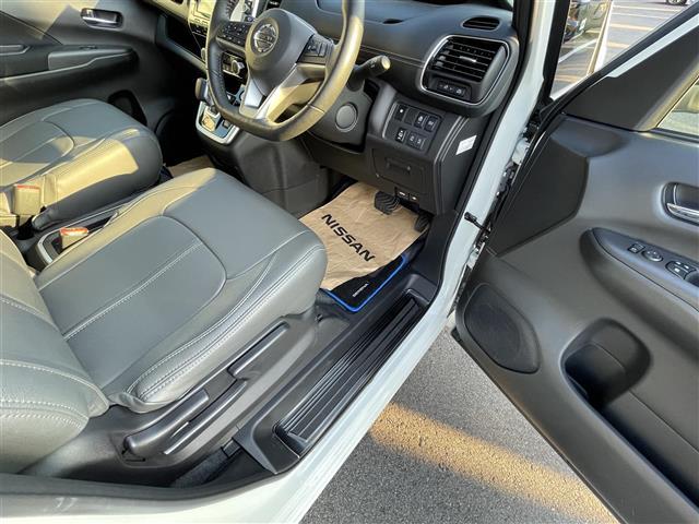 セレナ ｅ－パワー　ハイウェイスターＶ　純正９型ナビ／純正後席モニター／両側電動スライドドア／全周囲カメラ／純正フルエアロ／プロパイロット／クリアランスソナー／ドライブレコーダー／Ｂｌｕｅｔｏｏｔｈ／フルセグＴＶ／インテリジェントルームミラ（31枚目）