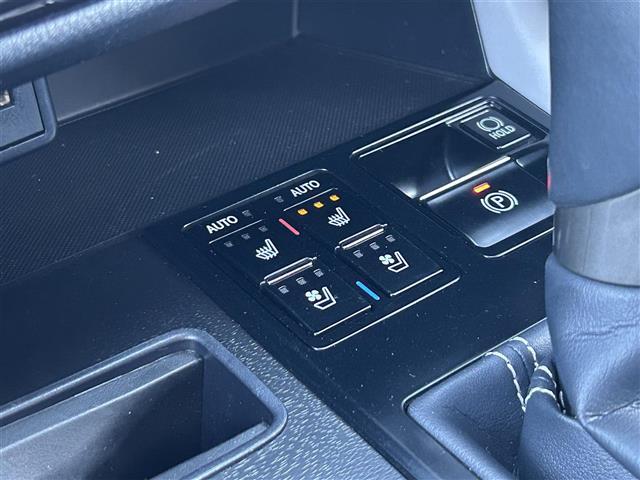 ＲＸ ＲＸ４５０ｈ　ブラックツアラー　純正ナビ　ＡＭ　ＦＭ　ＤＩＳＣ　ＵＳＢ　Ｂｌｕｅｔｏｏｔｈ　フルセグＴＶ　Ｌｅｘｕｓ　Ｓａｆｔｙ　Ｓｙｓｔｅｍ＋　パノラミックビューモニター　ヘッドアップディスプレイ　サンルーフ　専用内装　専用アルミ（17枚目）