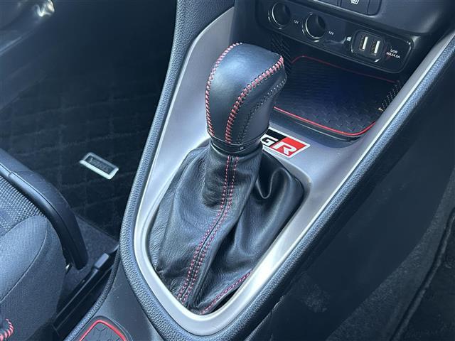 ヤリス ハイブリッドＺ　純正８インチディスプレイオーディオ／ＧＲエアロ／バックカメラ／ＥＴＣ２．０／前後ドラレコ／ステアリングスイッチ／シートヒーター／電動格納ミラー／ドライブモード／ＥＶモード（13枚目）