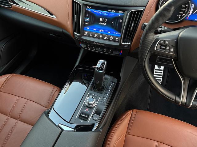 レヴァンテ グランスポーツ　パノラマＳＲ　ＶＯＳＳＥＮ２２インチＡＷ　イエローキャリパー　ローダウン　エアサス　スカイフックシステム　ＬＥＤヘッドライト　ブラウンレザー　ソフトクローズドア　アダプティブＣ　ＢＳＡ　ＣａｒＰｌａｙ（9枚目）