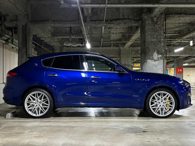 レヴァンテ グランスポーツ　パノラマＳＲ　ＶＯＳＳＥＮ２２インチＡＷ　イエローキャリパー　ローダウン　エアサス　スカイフックシステム　ＬＥＤヘッドライト　ブラウンレザー　ソフトクローズドア　アダプティブＣ　ＢＳＡ　ＣａｒＰｌａｙ（14枚目）