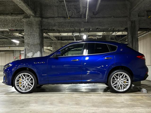 レヴァンテ グランスポーツ　パノラマＳＲ　ＶＯＳＳＥＮ２２インチＡＷ　イエローキャリパー　ローダウン　エアサス　スカイフックシステム　ＬＥＤヘッドライト　ブラウンレザー　ソフトクローズドア　アダプティブＣ　ＢＳＡ　ＣａｒＰｌａｙ（18枚目）