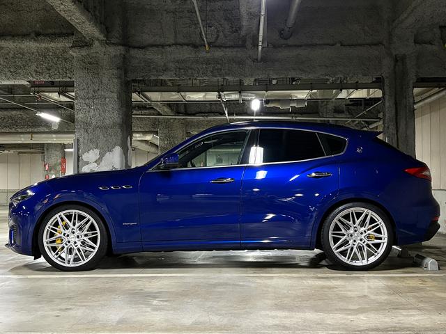 レヴァンテ グランスポーツ　パノラマＳＲ　ＶＯＳＳＥＮ２２インチＡＷ　イエローキャリパー　ローダウン　エアサス　スカイフックシステム　ＬＥＤヘッドライト　ブラウンレザー　ソフトクローズドア　アダプティブＣ　ＢＳＡ　ＣａｒＰｌａｙ（20枚目）