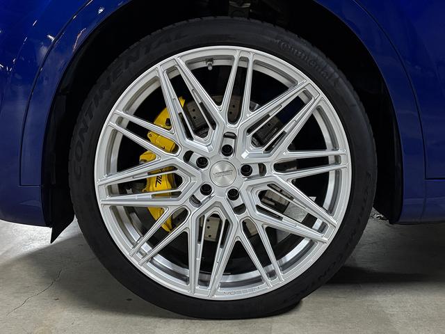 レヴァンテ グランスポーツ　パノラマＳＲ　ＶＯＳＳＥＮ２２インチＡＷ　イエローキャリパー　ローダウン　エアサス　スカイフックシステム　ＬＥＤヘッドライト　ブラウンレザー　ソフトクローズドア　アダプティブＣ　ＢＳＡ　ＣａｒＰｌａｙ（22枚目）