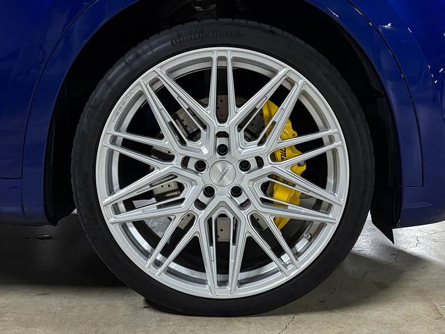 レヴァンテ グランスポーツ　パノラマＳＲ　ＶＯＳＳＥＮ２２インチＡＷ　イエローキャリパー　ローダウン　エアサス　スカイフックシステム　ＬＥＤヘッドライト　ブラウンレザー　ソフトクローズドア　アダプティブＣ　ＢＳＡ　ＣａｒＰｌａｙ（24枚目）