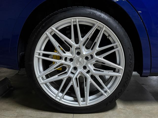 レヴァンテ グランスポーツ　パノラマＳＲ　ＶＯＳＳＥＮ２２インチＡＷ　イエローキャリパー　ローダウン　エアサス　スカイフックシステム　ＬＥＤヘッドライト　ブラウンレザー　ソフトクローズドア　アダプティブＣ　ＢＳＡ　ＣａｒＰｌａｙ（25枚目）