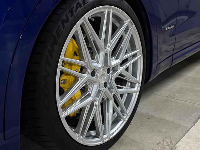 レヴァンテ グランスポーツ　パノラマＳＲ　ＶＯＳＳＥＮ２２インチＡＷ　イエローキャリパー　ローダウン　エアサス　スカイフックシステム　ＬＥＤヘッドライト　ブラウンレザー　ソフトクローズドア　アダプティブＣ　ＢＳＡ　ＣａｒＰｌａｙ（26枚目）