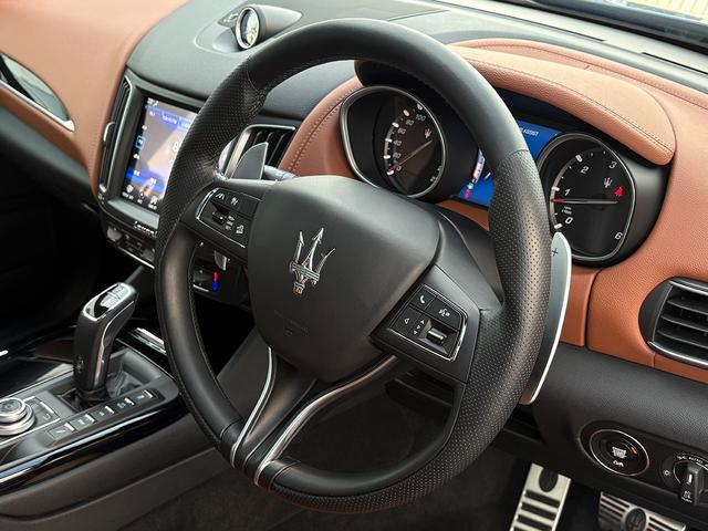 レヴァンテ グランスポーツ　パノラマＳＲ　ＶＯＳＳＥＮ２２インチＡＷ　イエローキャリパー　ローダウン　エアサス　スカイフックシステム　ＬＥＤヘッドライト　ブラウンレザー　ソフトクローズドア　アダプティブＣ　ＢＳＡ　ＣａｒＰｌａｙ（39枚目）