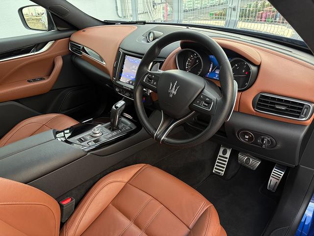 レヴァンテ グランスポーツ　パノラマＳＲ　ＶＯＳＳＥＮ２２インチＡＷ　イエローキャリパー　ローダウン　エアサス　スカイフックシステム　ＬＥＤヘッドライト　ブラウンレザー　ソフトクローズドア　アダプティブＣ　ＢＳＡ　ＣａｒＰｌａｙ（40枚目）