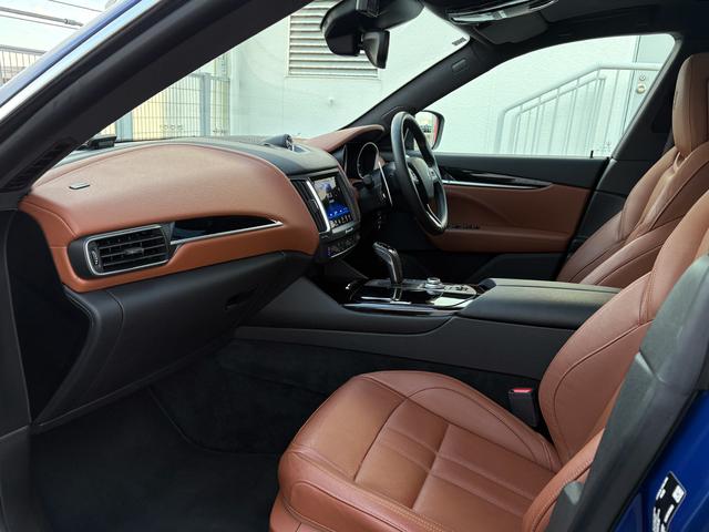 レヴァンテ グランスポーツ　パノラマＳＲ　ＶＯＳＳＥＮ２２インチＡＷ　イエローキャリパー　ローダウン　エアサス　スカイフックシステム　ＬＥＤヘッドライト　ブラウンレザー　ソフトクローズドア　アダプティブＣ　ＢＳＡ　ＣａｒＰｌａｙ（44枚目）