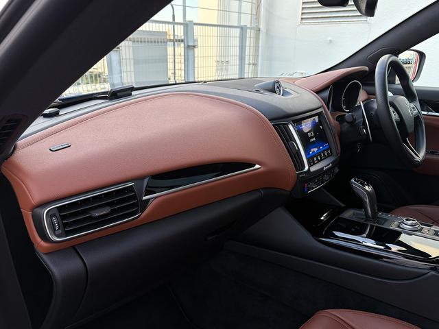 レヴァンテ グランスポーツ　パノラマＳＲ　ＶＯＳＳＥＮ２２インチＡＷ　イエローキャリパー　ローダウン　エアサス　スカイフックシステム　ＬＥＤヘッドライト　ブラウンレザー　ソフトクローズドア　アダプティブＣ　ＢＳＡ　ＣａｒＰｌａｙ（45枚目）